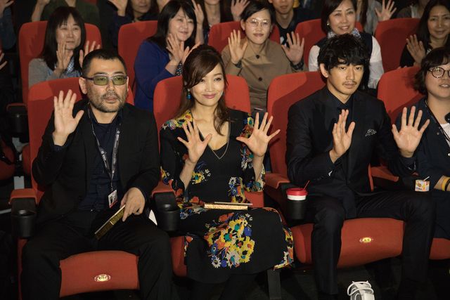 釜山の観客たちと一緒に席に座る武正晴監督、佐藤江梨子、瑛太