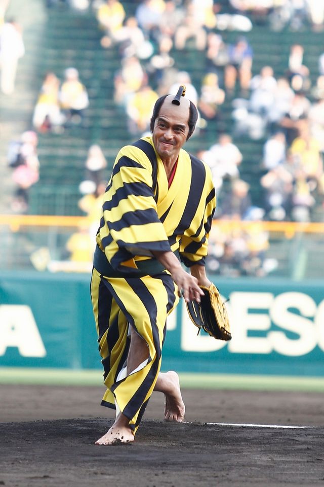 阿部寛、ド派手なタイガースカラー衣装！：フォトギャラリー