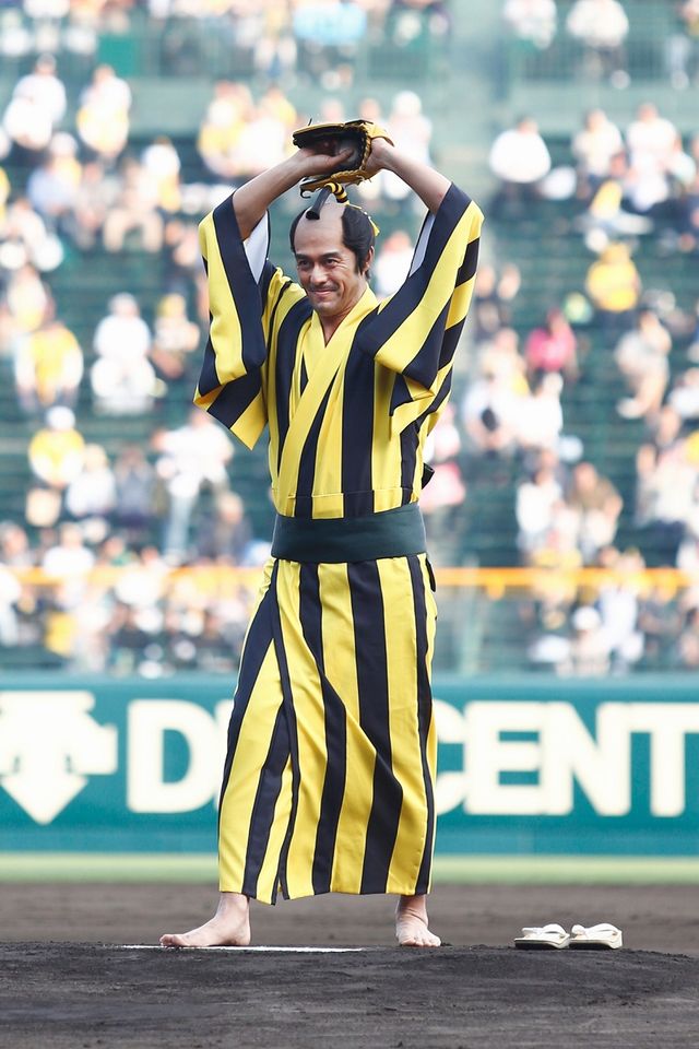 阿部寛、ド派手なタイガースカラー衣装！（3枚目）