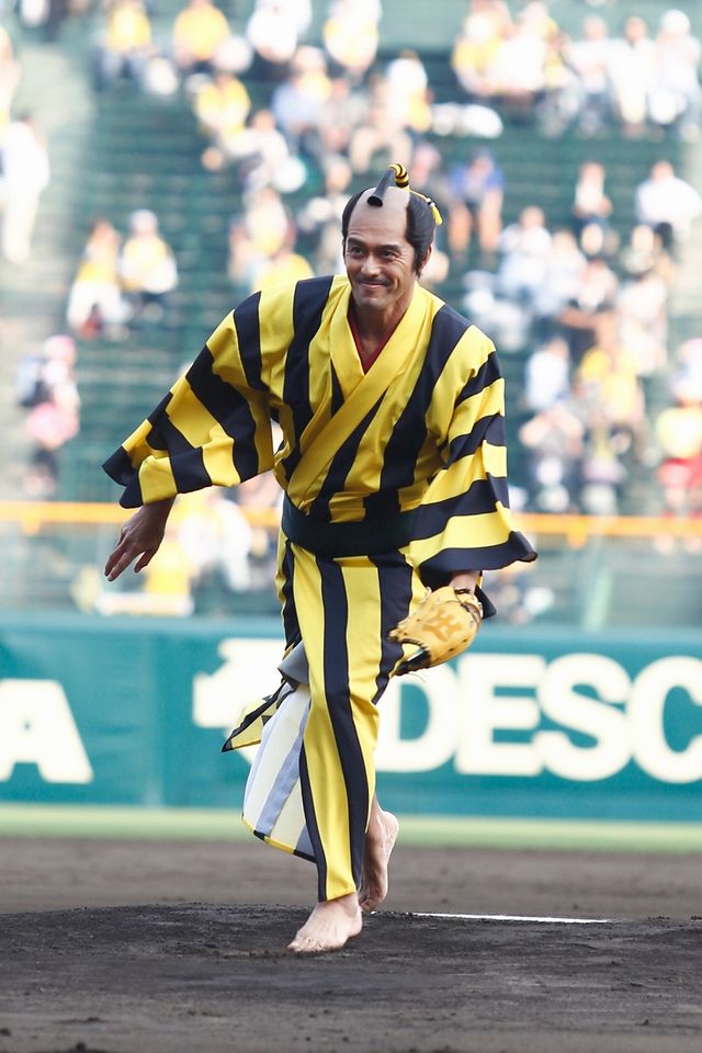 阿部寛、ド派手なタイガースカラー衣装！（5枚目）
