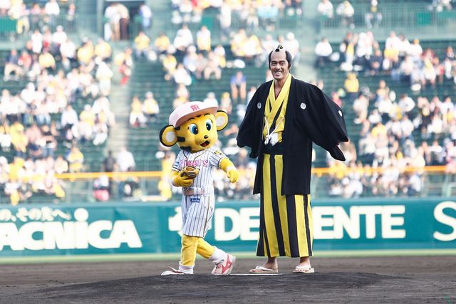 阿部寛、ド派手なタイガースカラー衣装！（6枚目）