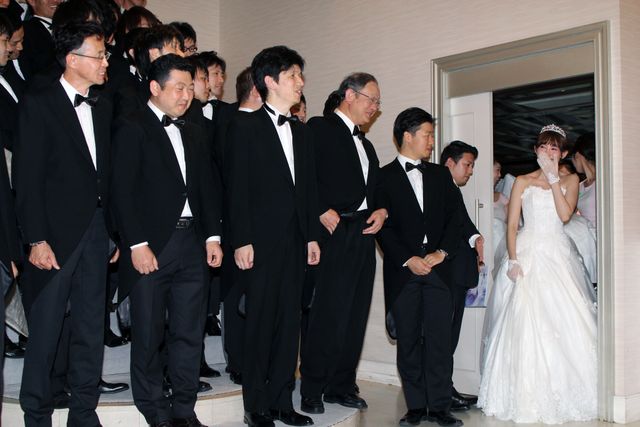 “花嫁”小嶋陽菜と50人の花婿たち！フォトギャラリー（2枚目）