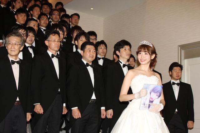 “花嫁”小嶋陽菜と50人の花婿たち！フォトギャラリー（3枚目）