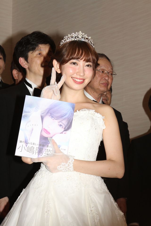 “花嫁”小嶋陽菜と50人の花婿たち！フォトギャラリー（4枚目）