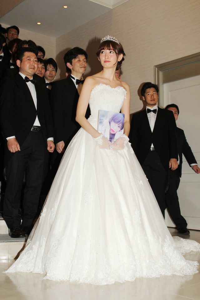 “花嫁”小嶋陽菜と50人の花婿たち！フォトギャラリー（5枚目）