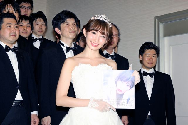 “花嫁”小嶋陽菜と50人の花婿たち！フォトギャラリー（6枚目）