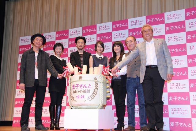 堀北真希＆松田龍平、鏡割りでビショ濡れ！映画『麦子さんと』ヒット祈願イベント：フォトギャラリー