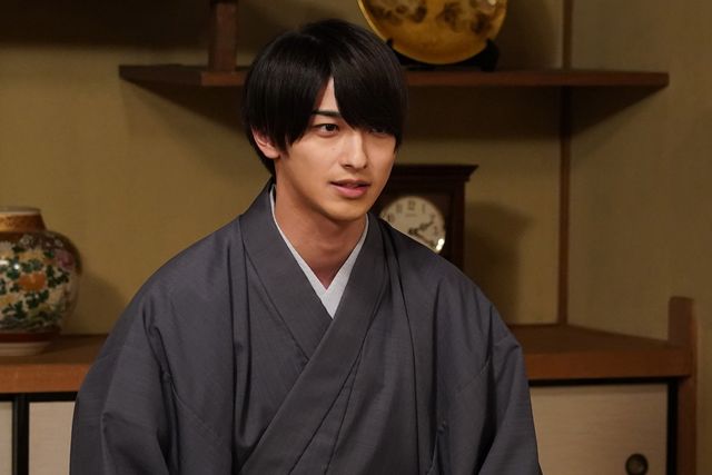 浜辺美波＆横浜流星が見つめ合う！「私たちはどうかしている」第5話場面カット（3枚目）