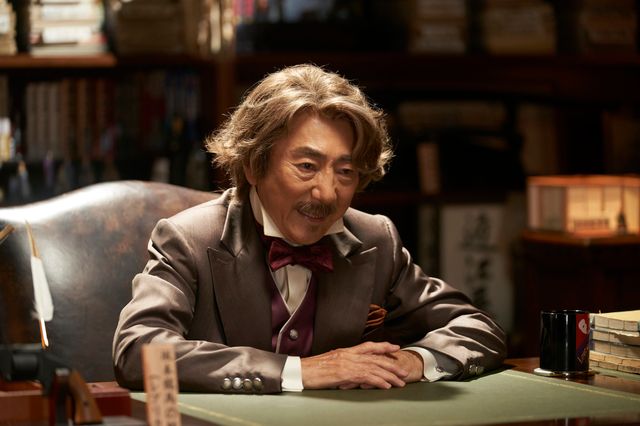 本作の語り部となる市村正親