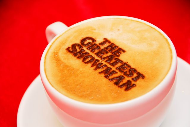 バーナムのジャケットを着て記念撮影ができる！『グレイテスト・ショーマン』コラボカフェ（10枚目）