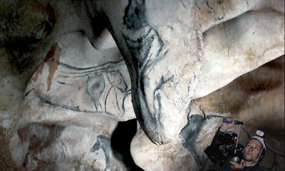 問題の“女性器”壁画 - 映画『世界最古の洞窟壁画3Ｄ 忘れられた夢の記憶』より