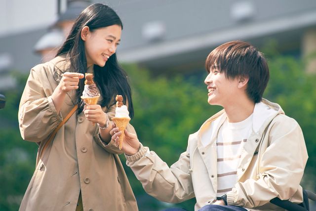 岩田剛典の切ないハグ…『パーフェクトワールド　君といる奇跡』場面写真：フォトギャラリー