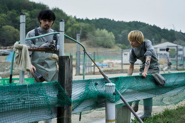 奥平大兼、先輩・横浜流星に惚れる！『ヴィレッジ』場面カット：フォトギャラリー