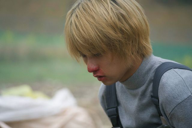 奥平大兼、先輩・横浜流星に惚れる！『ヴィレッジ』場面カット（2枚目）