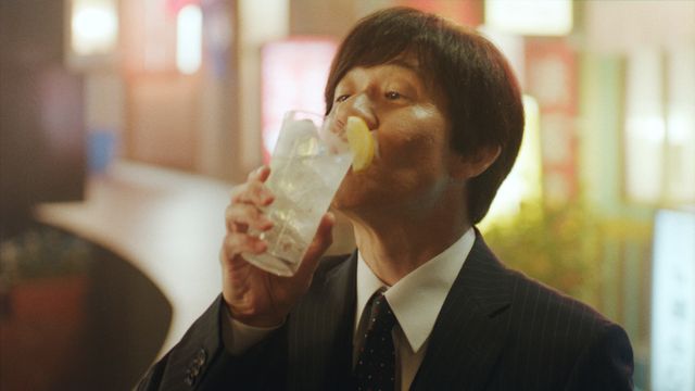 内村光良が歌い、出川哲朗が踊る！「明日のレモンサワー」新CM「横丁ミュージカル」編（6枚目）