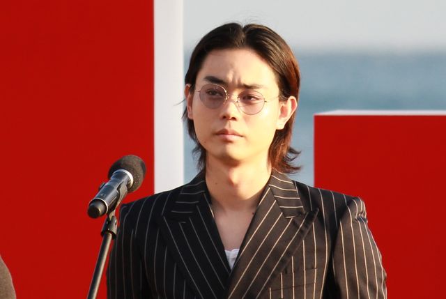 菅田将暉、シックなスーツで登場！黄色い悲鳴巻き起こる：フォトギャラリー
