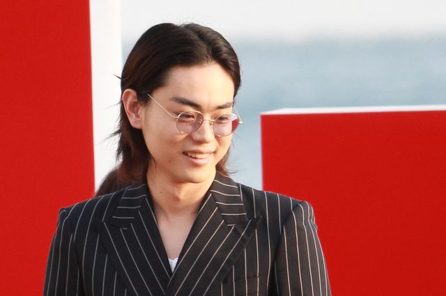 菅田将暉、シックなスーツで登場！黄色い悲鳴巻き起こる（2枚目）