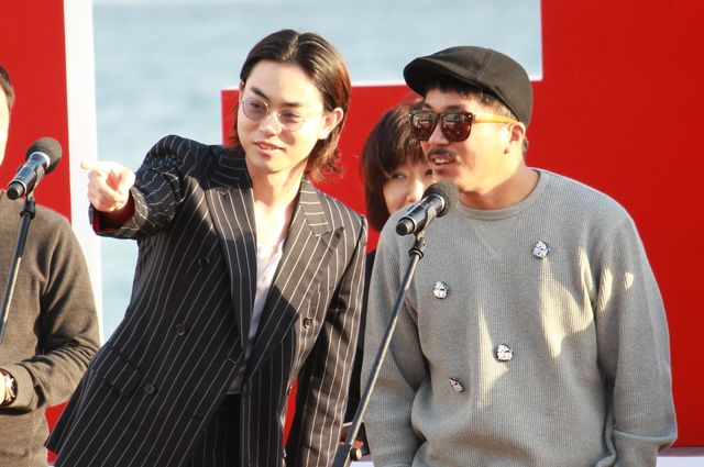 菅田将暉、シックなスーツで登場！黄色い悲鳴巻き起こる（3枚目）