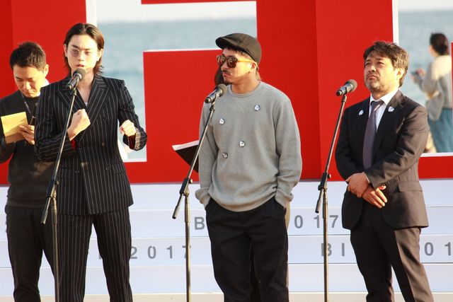 菅田将暉、シックなスーツで登場！黄色い悲鳴巻き起こる（4枚目）