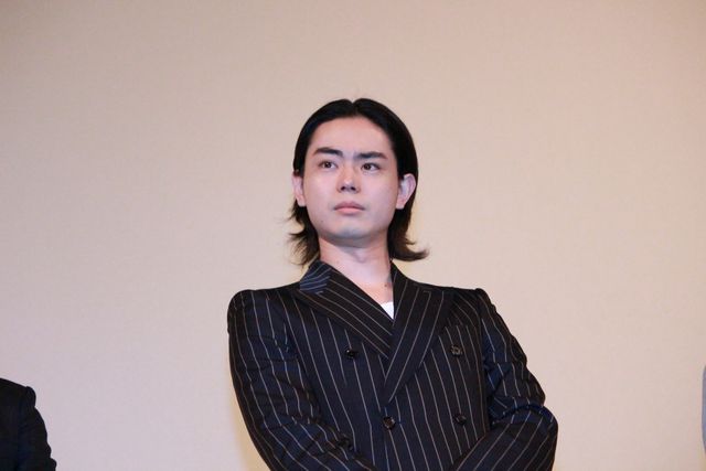 菅田将暉、シックなスーツで登場！黄色い悲鳴巻き起こる（7枚目）