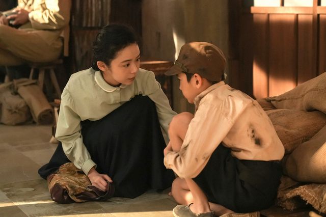 靴磨きの少年が…「ブギウギ」第94回の場面写真：フォトギャラリー