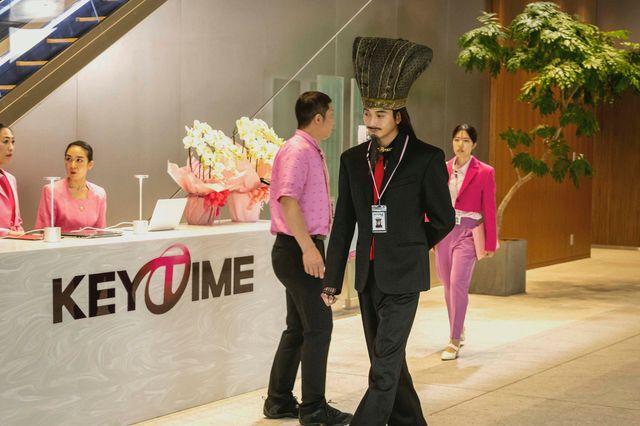 スーツ姿も違和感なし？「パリピ孔明」第5話場面写真：フォトギャラリー