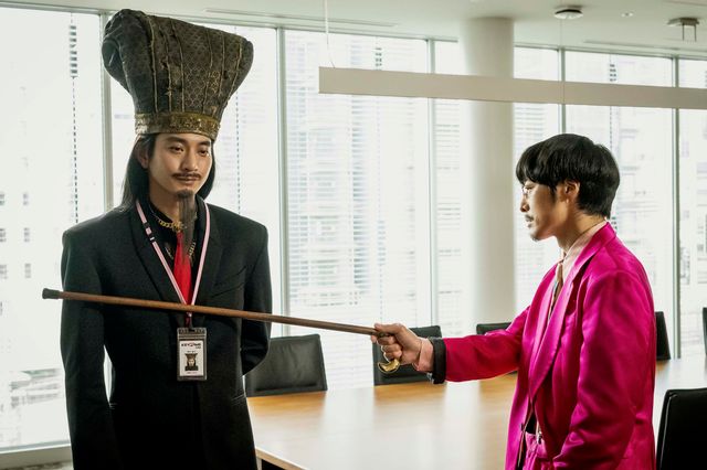 スーツ姿も違和感なし？「パリピ孔明」第5話場面写真（2枚目）