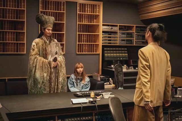 スーツ姿も違和感なし？「パリピ孔明」第5話場面写真（4枚目）