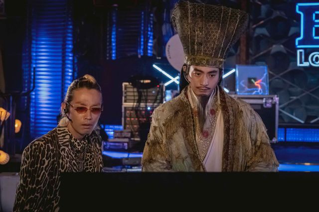 スーツ姿も違和感なし？「パリピ孔明」第5話場面写真（5枚目）