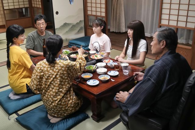 歩（仲里依紗）は結（橋本環奈）を見て…朝ドラ「おむすび」第26回（2枚目）