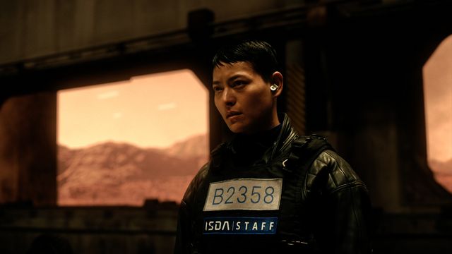 菅原小春演じる警察官ミト-D5946