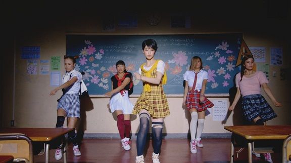 剛力彩芽、新曲は“ラケットダンス”フォトギャラリー（2枚目）