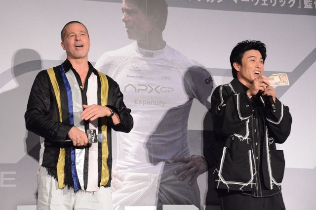 ポケットから日本円！中尾明慶に1万円札を手渡ししたブラッド・ピット