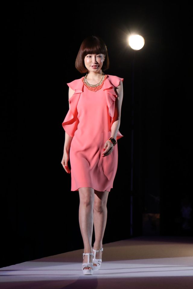 平子理沙、背中ざっくり衣装で登場！フォトギャラリー（3枚目）