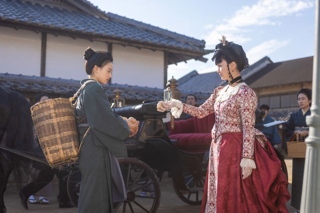 【画像5枚】朝ドラ「風、薫る」直美（上坂樹里）と大山捨松（多部未華子）が遭遇…第8回場面写真：フォトギャラリー