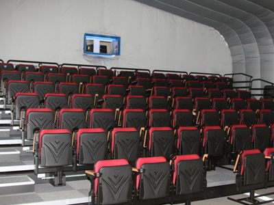 移動型映画館MoMOの設備-肘掛とカップホルダーのついた座席はとてもすわり心地がよい