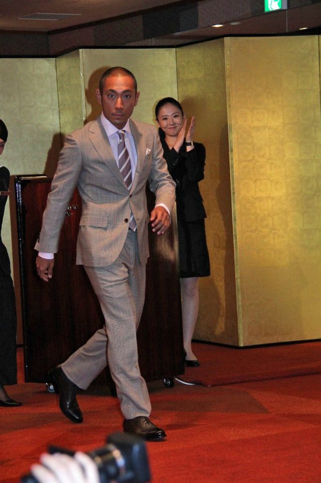 花に囲まれた市川海老蔵フォトギャラリー：フォトギャラリー