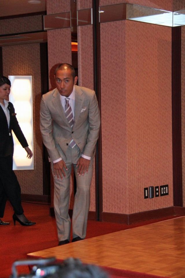 花に囲まれた市川海老蔵フォトギャラリー（2枚目）