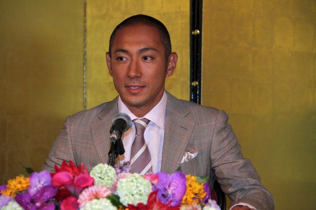 花に囲まれた市川海老蔵フォトギャラリー（3枚目）