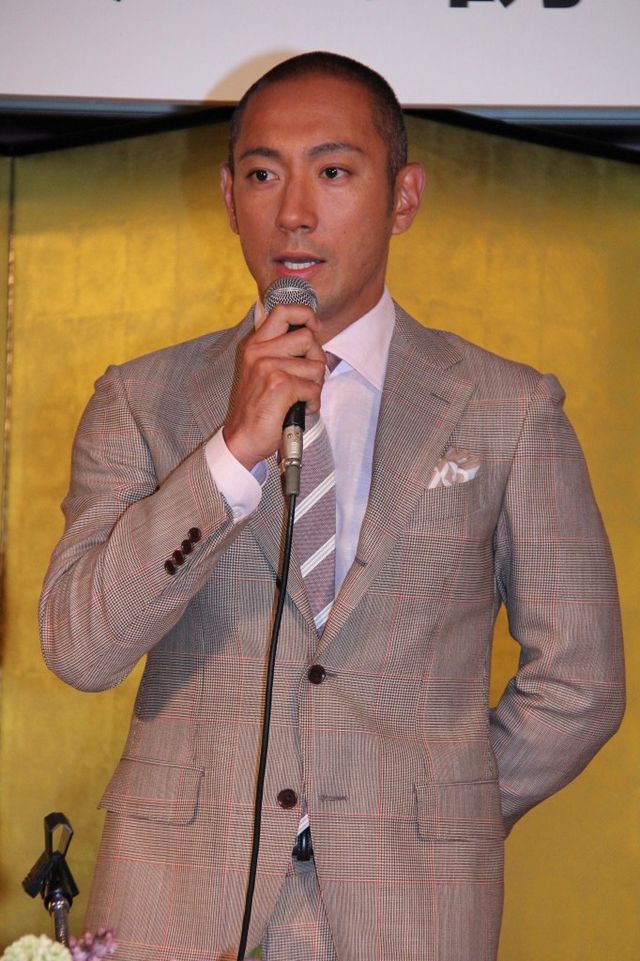 花に囲まれた市川海老蔵フォトギャラリー（5枚目）