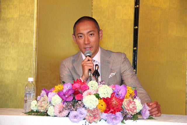 花に囲まれた市川海老蔵フォトギャラリー（7枚目）