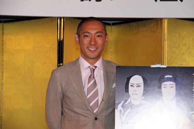 花に囲まれた市川海老蔵フォトギャラリー（8枚目）