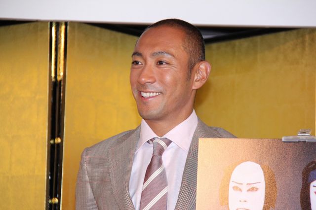 花に囲まれた市川海老蔵フォトギャラリー（9枚目）