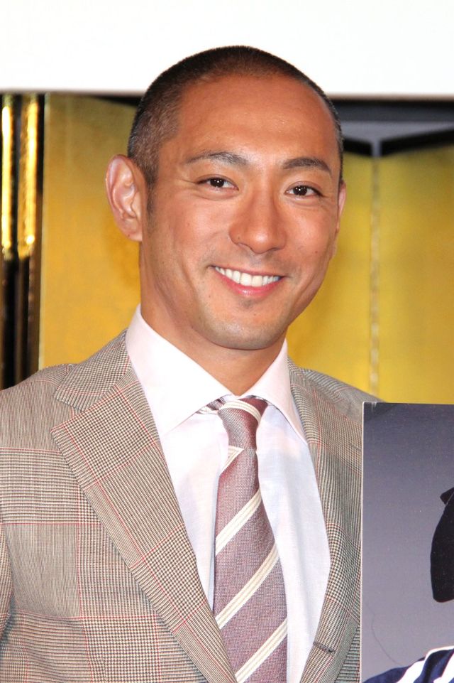 花に囲まれた市川海老蔵フォトギャラリー（11枚目）