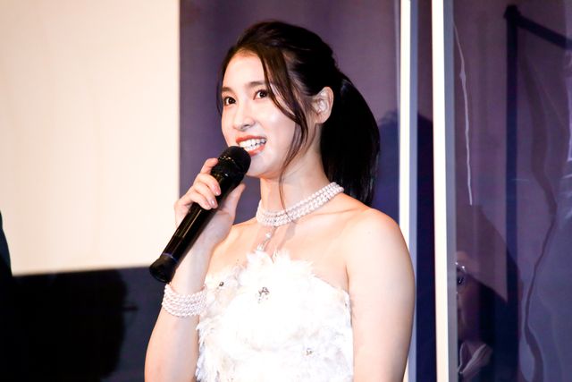 土屋太鳳、美しい純白ドレス姿！『哀愁しんでれら』初日舞台あいさつ：フォトギャラリー