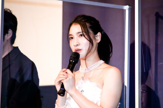 土屋太鳳、美しい純白ドレス姿！『哀愁しんでれら』初日舞台あいさつ（2枚目）