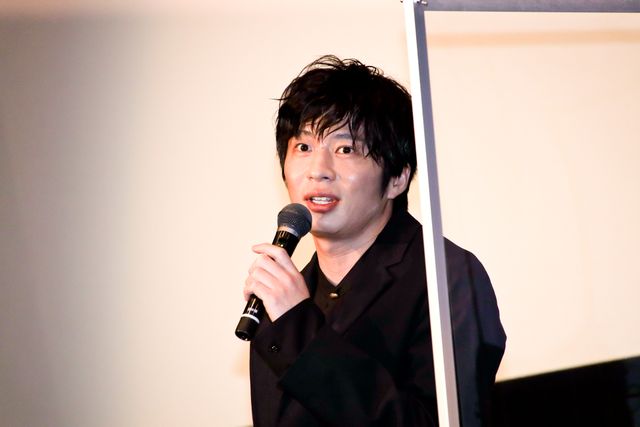 土屋太鳳、美しい純白ドレス姿！『哀愁しんでれら』初日舞台あいさつ（5枚目）