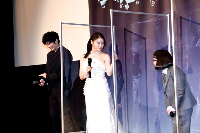 土屋太鳳、美しい純白ドレス姿！『哀愁しんでれら』初日舞台あいさつ（6枚目）