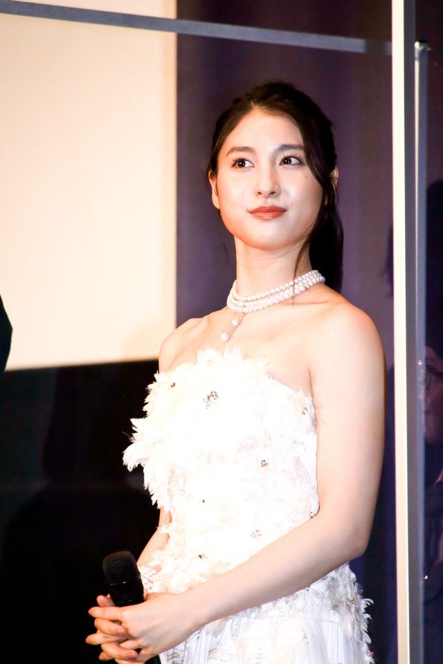 土屋太鳳、美しい純白ドレス姿！『哀愁しんでれら』初日舞台あいさつ（7枚目）