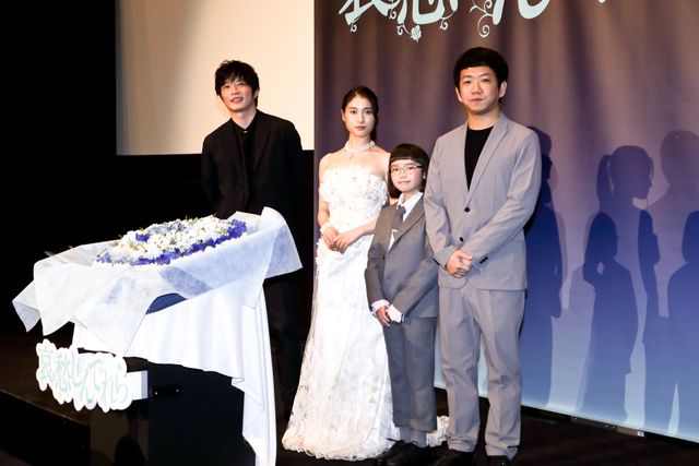 土屋太鳳、美しい純白ドレス姿！『哀愁しんでれら』初日舞台あいさつ（11枚目）